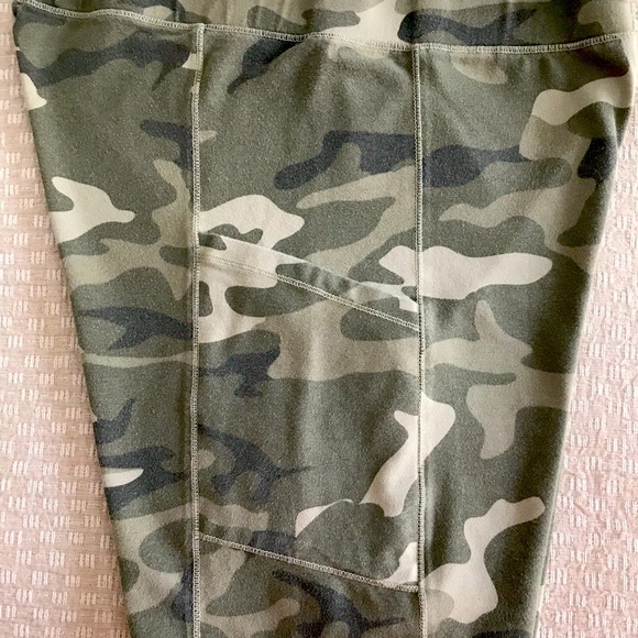 Monrow women Khaki Short. Size Large. Good condition. Lightweight. Cotton blend - Picture 4 of 4